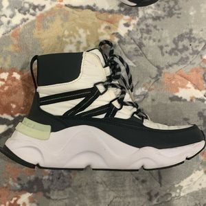 Sorel size 7.5 insulated sneakers